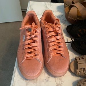 Pink/salmon pumas